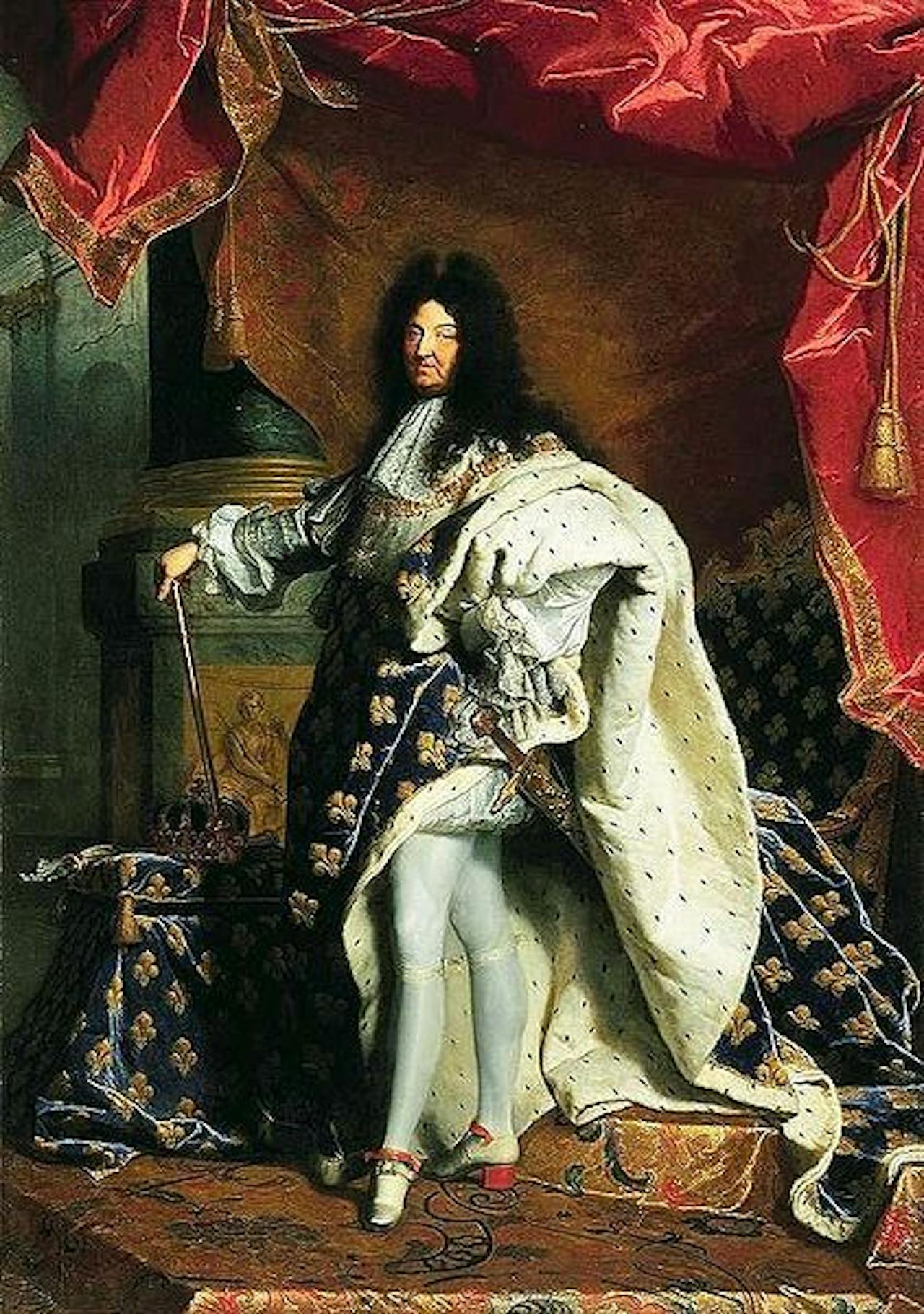 Een schilderij van Lodewijk XIV van Frankrijk. Hij zit op een troon.