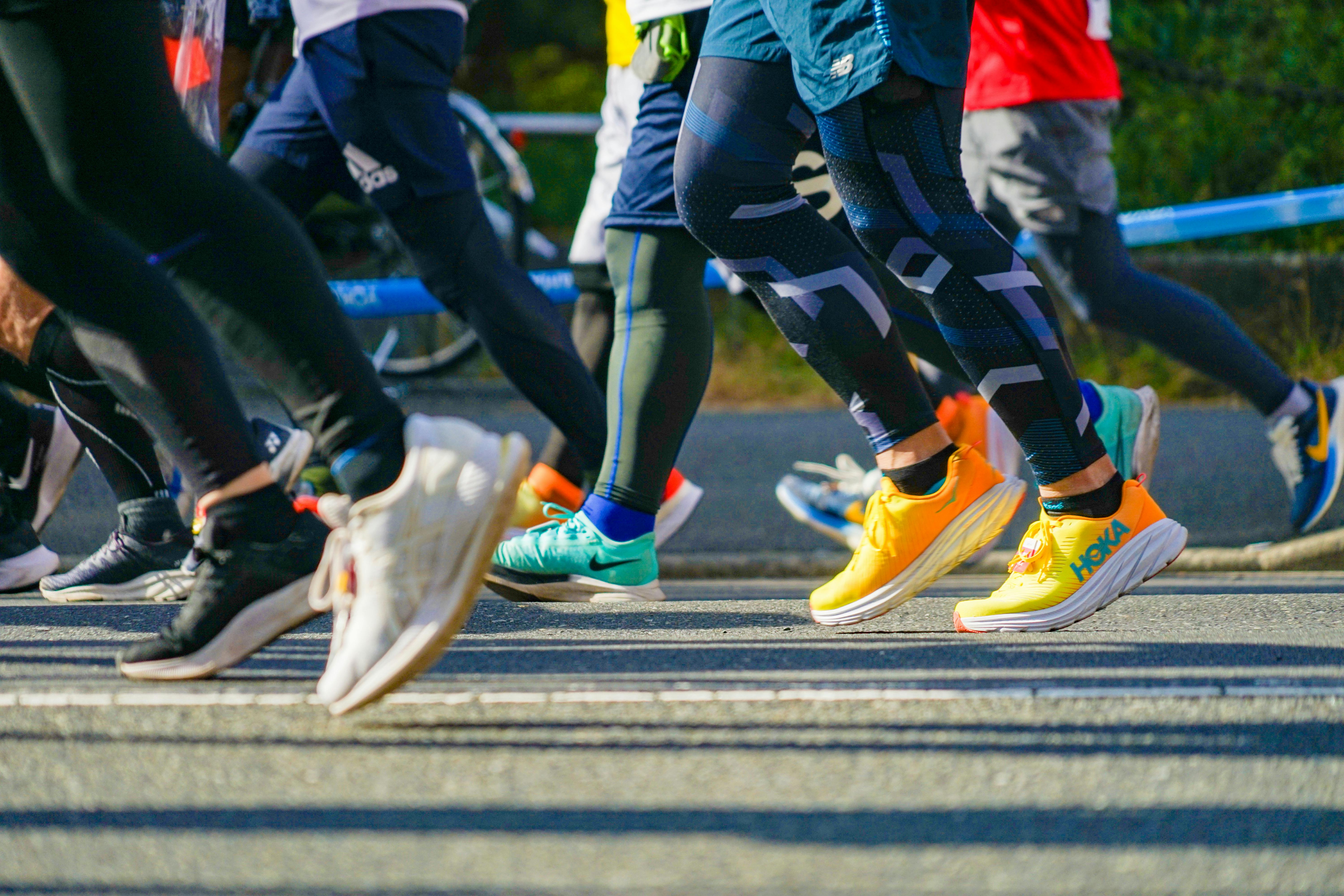 benen van mensen die een marathon rennen