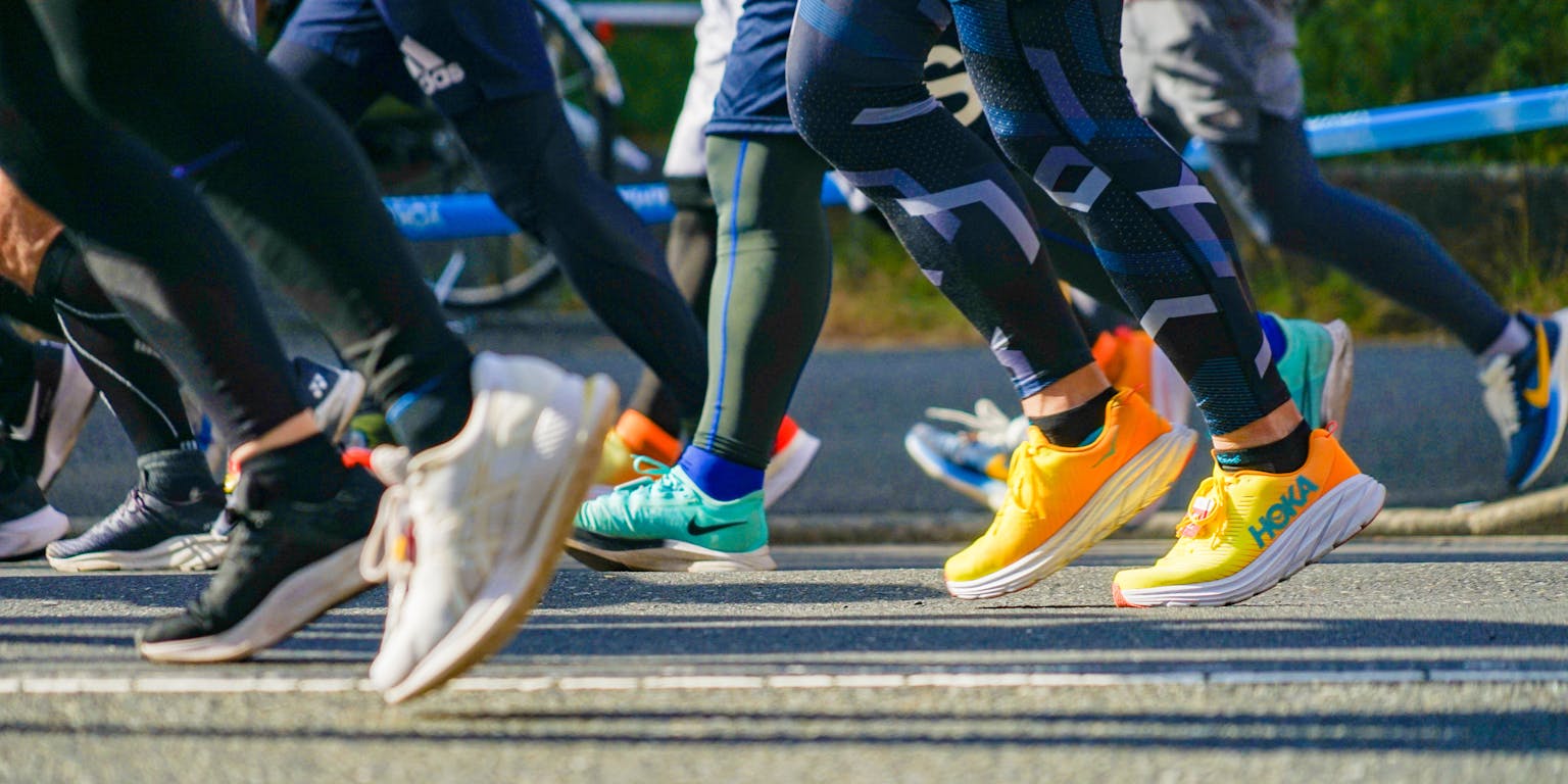 benen van mensen die een marathon rennen