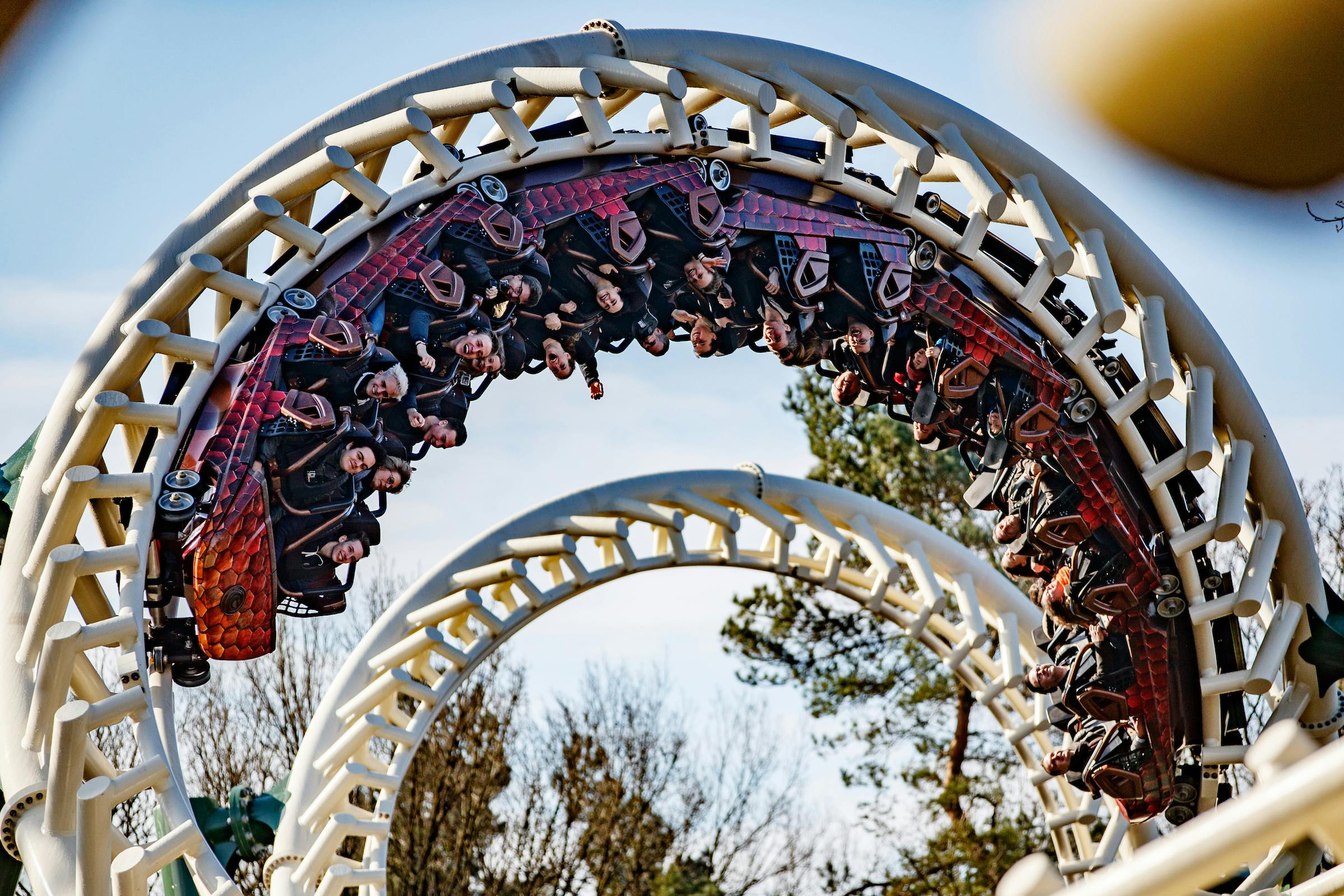 Een looping van de in 2018 gerenoveerde Python, een achtbaan in attractiepark de Efteling.