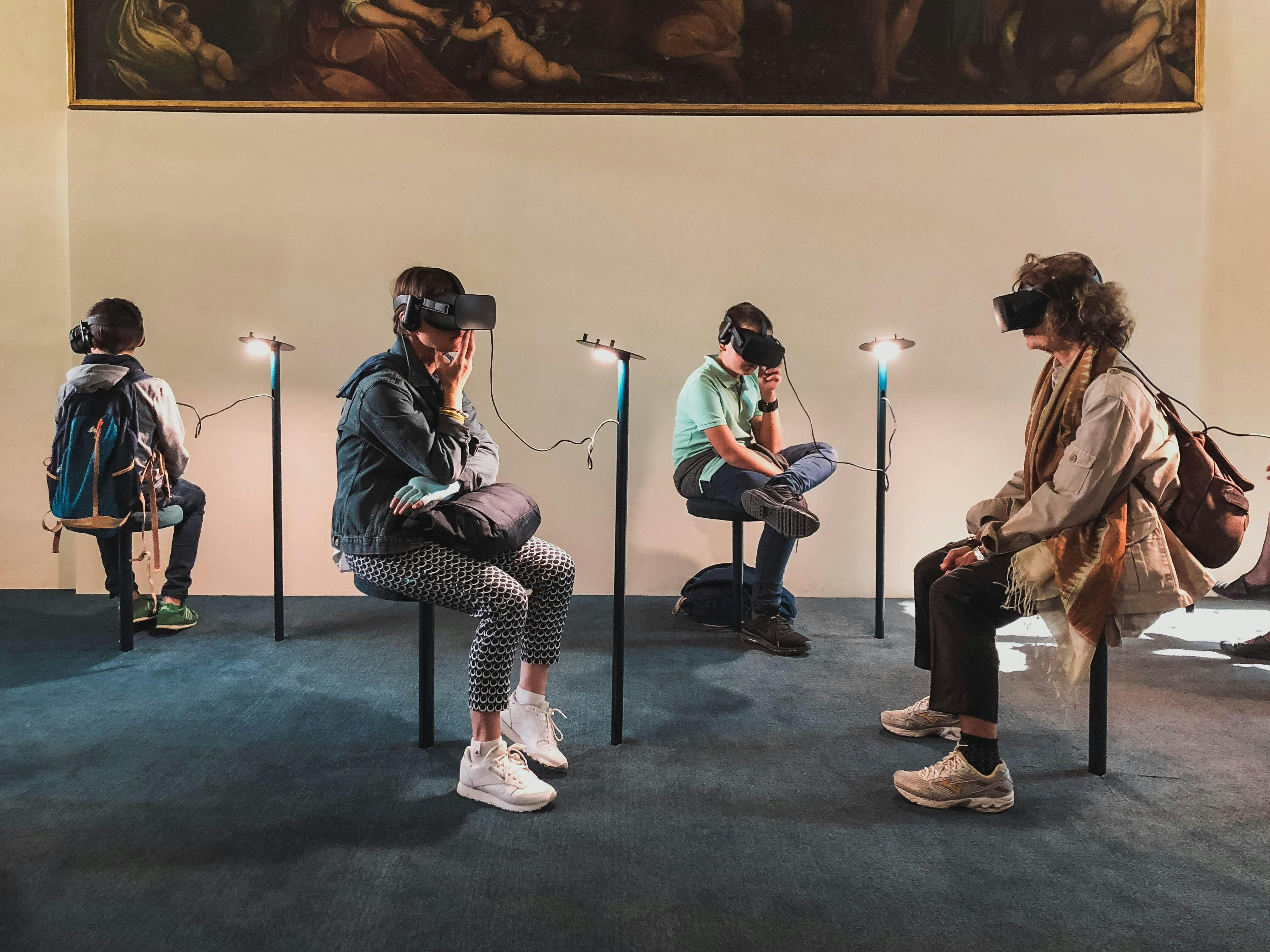 Een groep mensen zit in een kamer met VR-headsets.