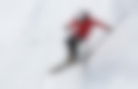 Man aan het skiën