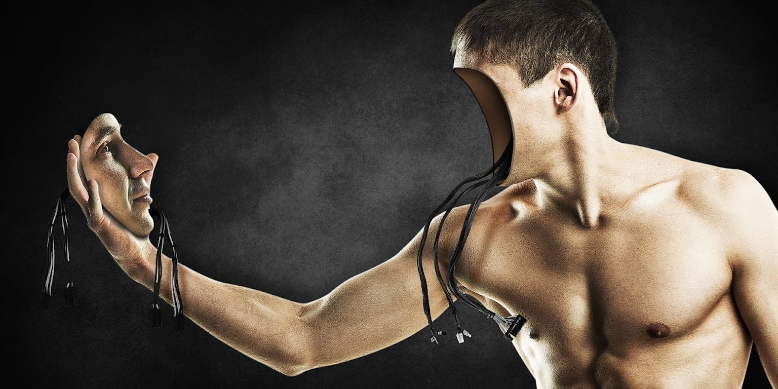 Een man met letterlijk zijn gezicht in zijn hand. Aan het gezicht zitten stekkers zoals van een computer. De afbeelding symboliseert de grote rol van data in het menselijk leven.