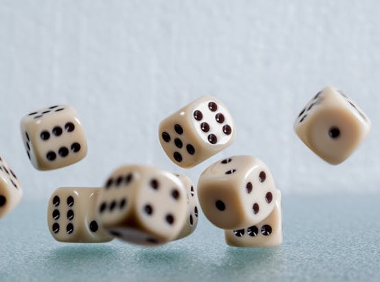 Vallende dobbelstenen.