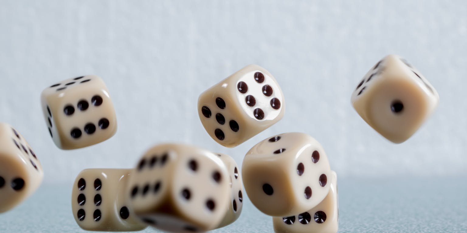 Vallende dobbelstenen.