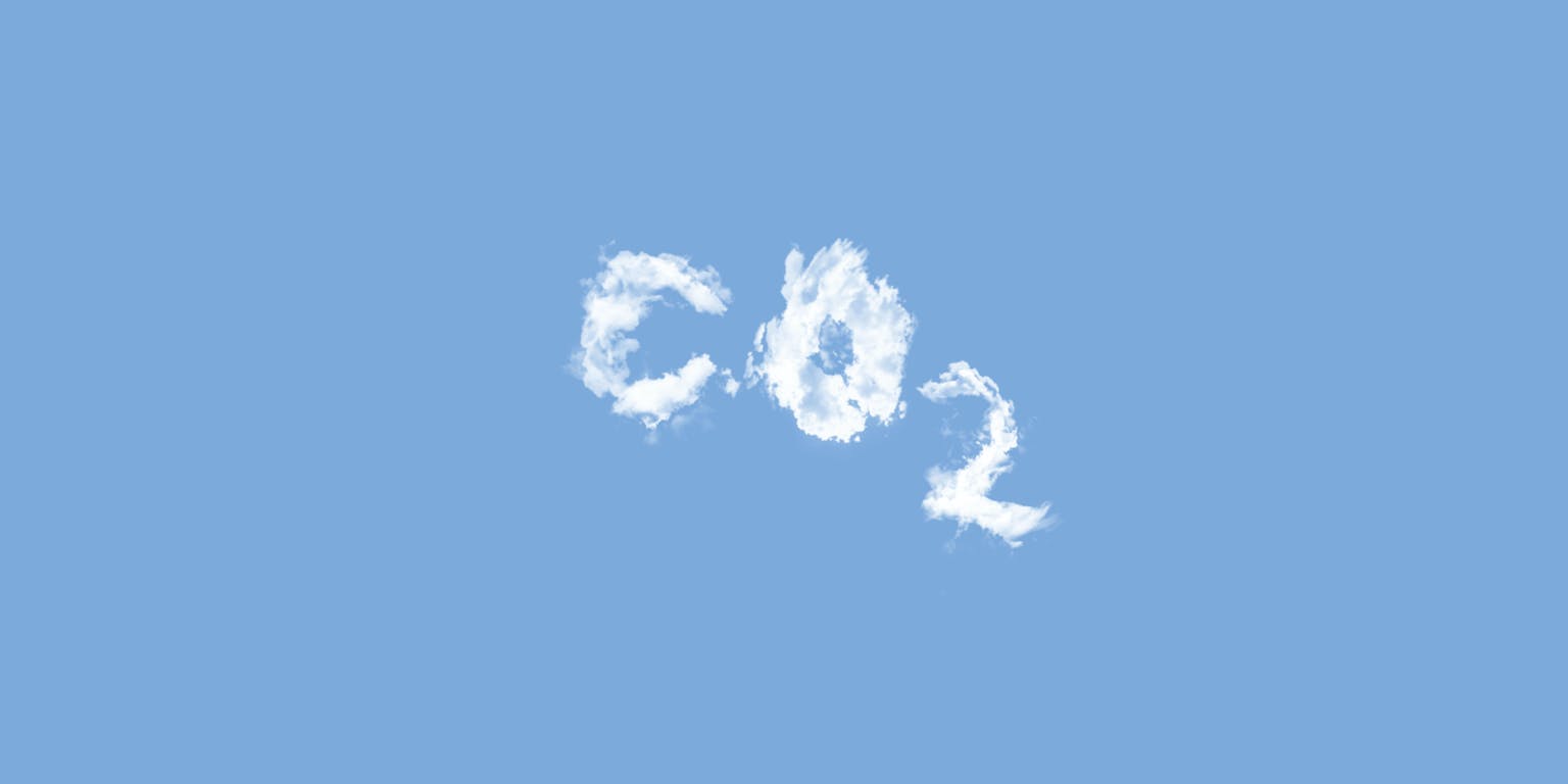 Wolken in de lucht vormen het woord CO2.