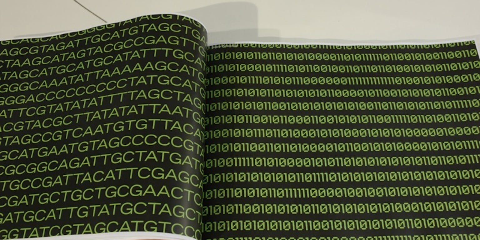 Een zwart boek op een tafel die is opgengeslagen. Op de pagina staan groene letters en cijfers.