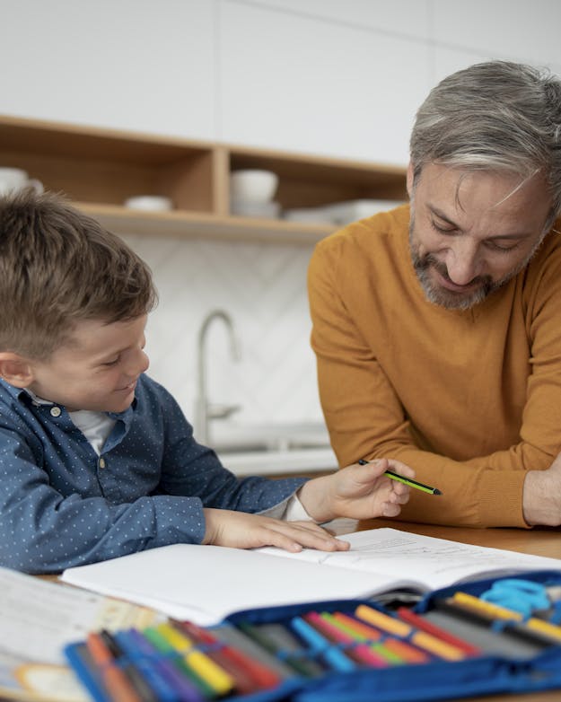 Vader helpt kind met huiswerk Vader helpt kind met huiswerk