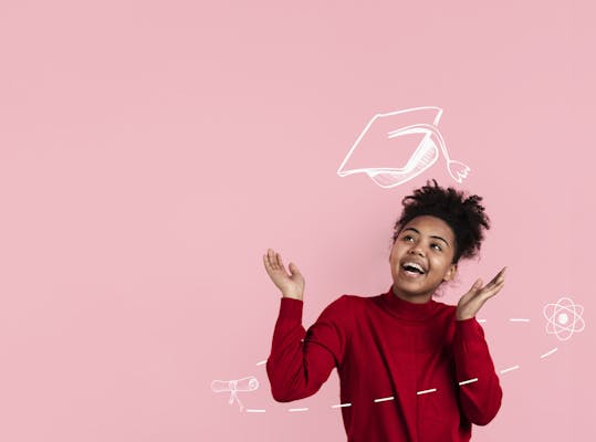 Zwarte vrouw in de wetenschap met wetenschapshoed