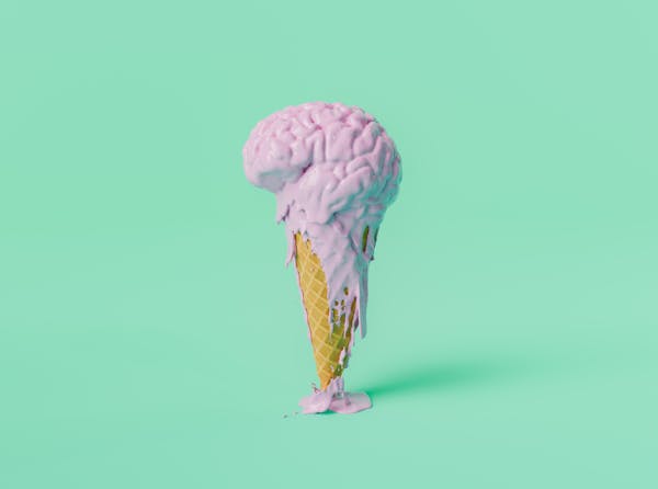 een roze, smeltend ijsje in de vorm van een brein