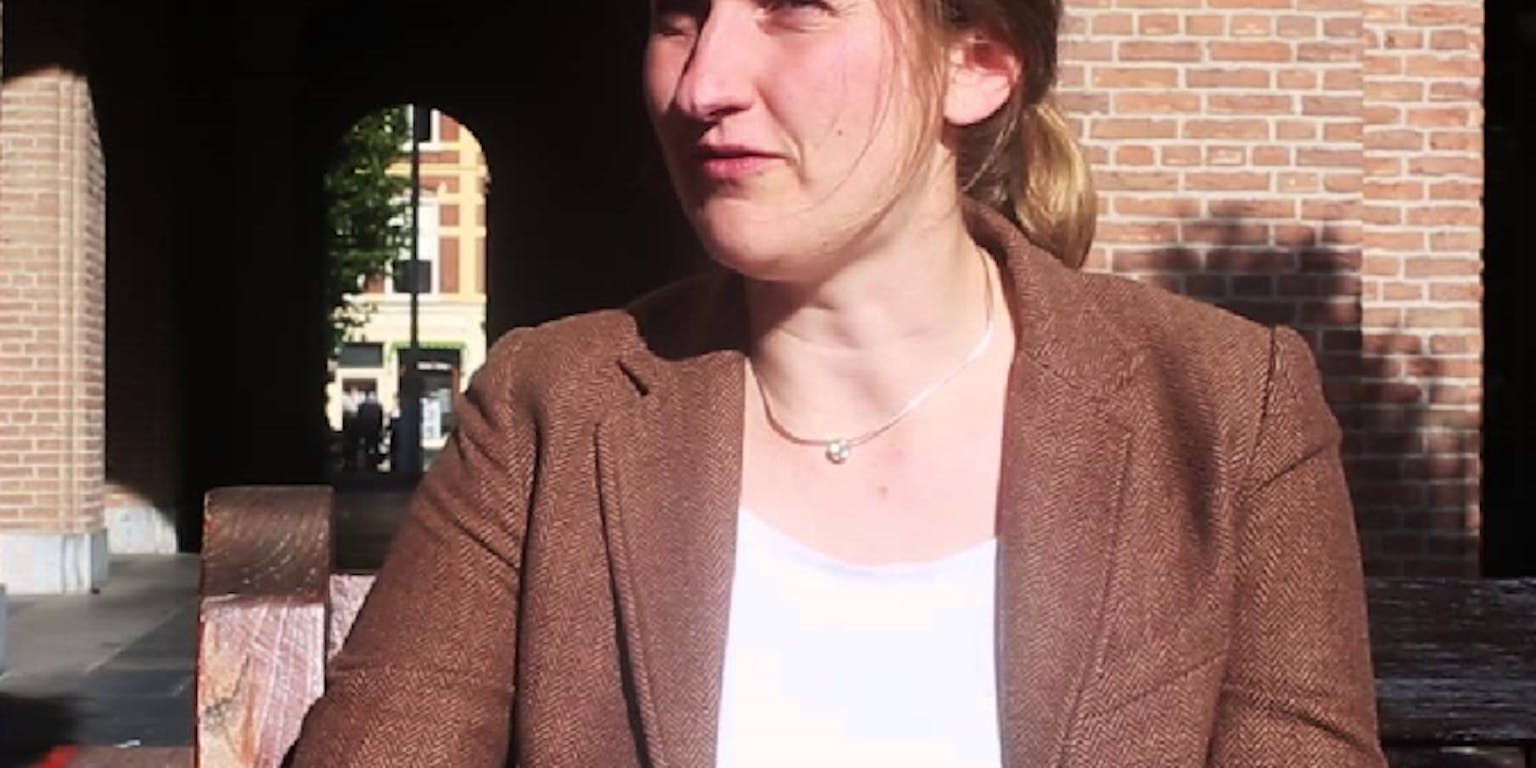 Een kleurenfoto van onderzoekster Merel Keijzer.
