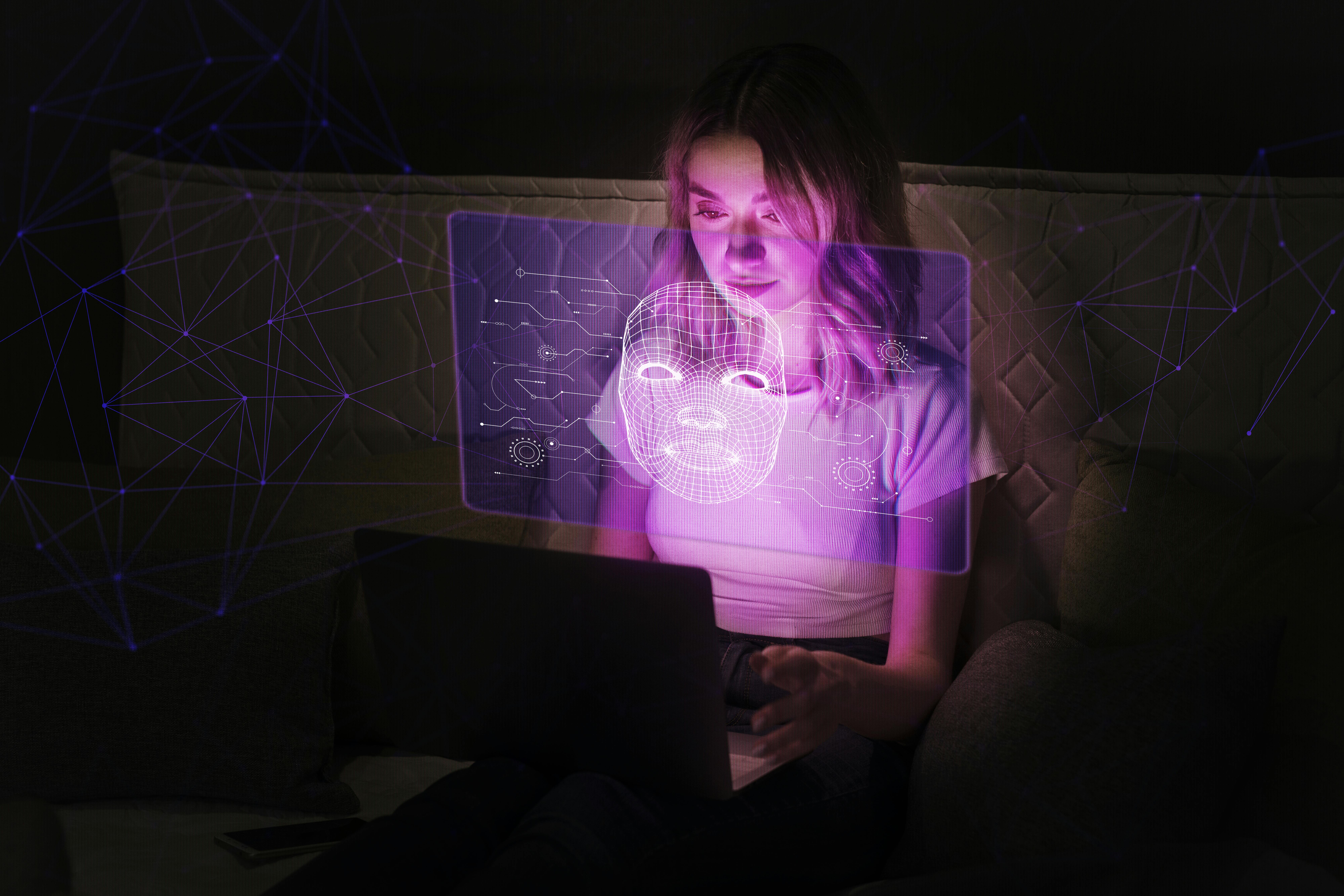 Jonge vrouw met computer en algoritme in een roze gezichtsvorm in de lucht