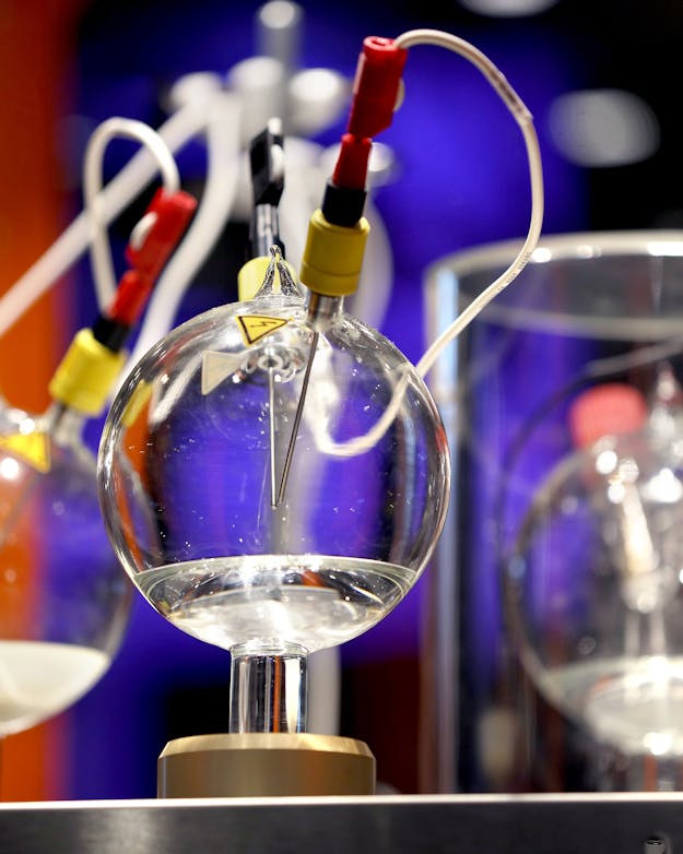 Al vanaf 2012 worden er Miller-Urey-experimenten gedaan in NEMO Science Museum. Deze drie experimenten werden in 2017 ingezet. De inhoud wordt nu geanalyseerd.