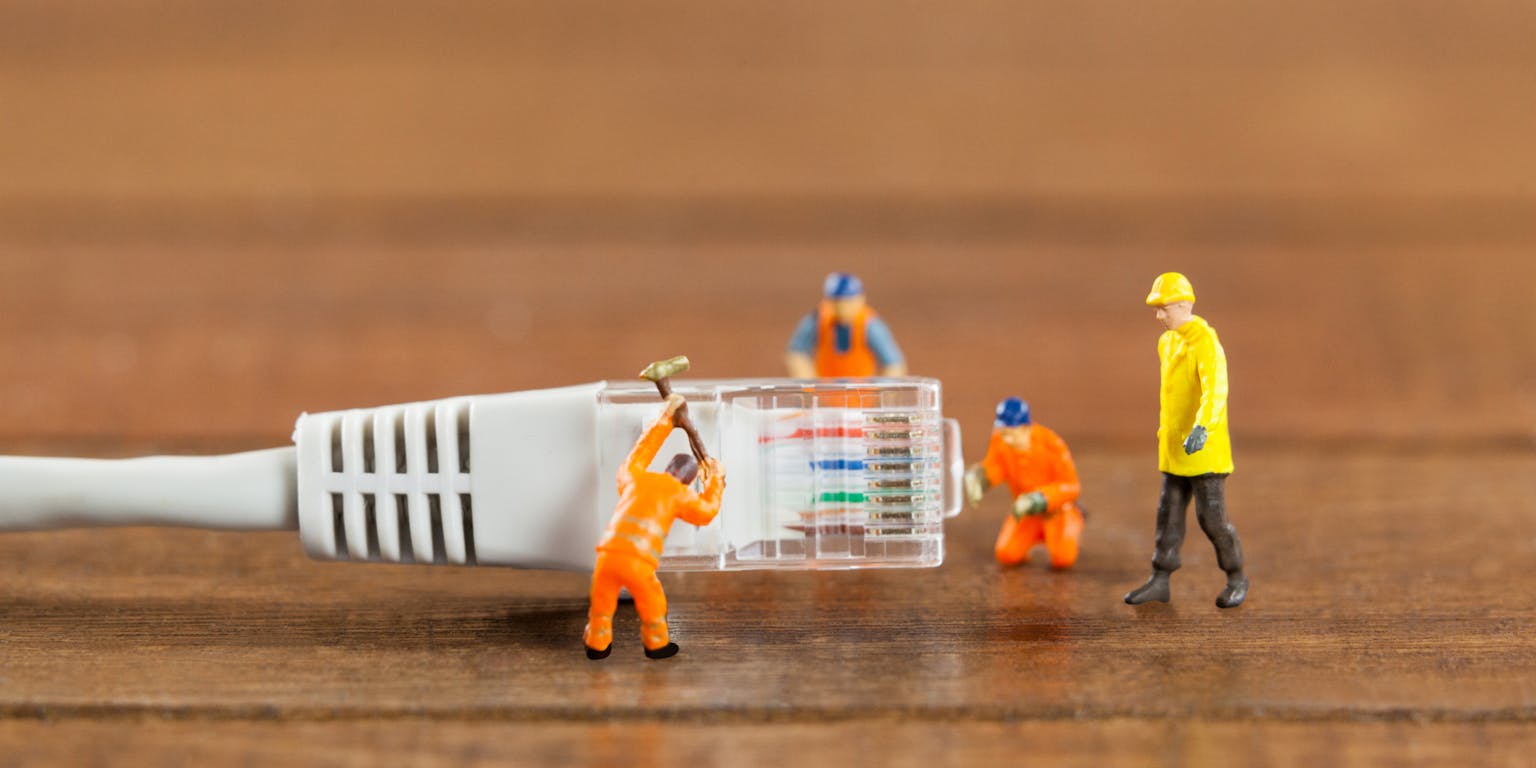 Internetwerkzaamheden, hier door miniatuurpoppetjes bij een internetkabel uitgebeeld.