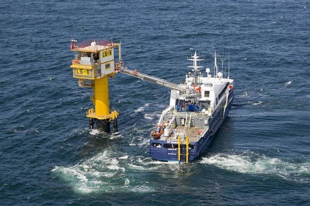 Een onbemand miniplatform voor gaswinning in de Noordzee, ruim 50 km ten noorden van Vlieland. Het is een voorbeeld van een nieuwe generatie platforms die vooral in ondiepe wateren gebruikt worden voor gaswinning in kleine velden. Het gas wordt getransporteerd naar een nabijgelegen groter platform.
