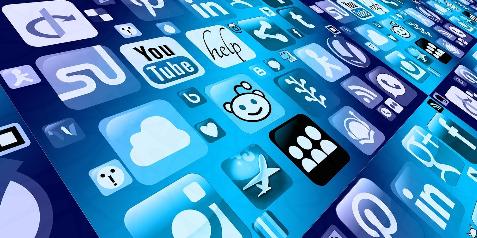 Sociale media iconen op een blauwe achtergrond.