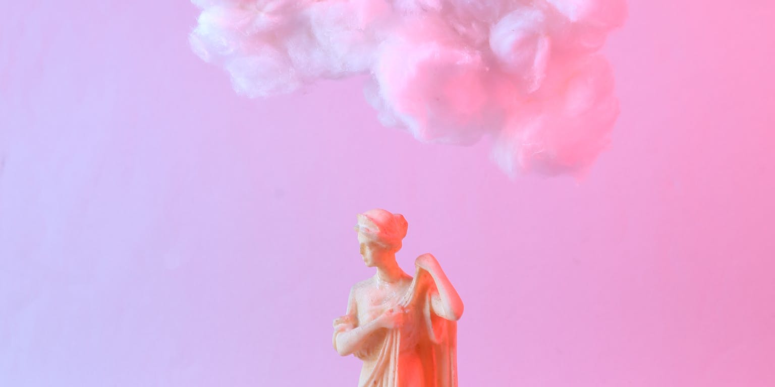 Grieks beeldje met wolken erboven