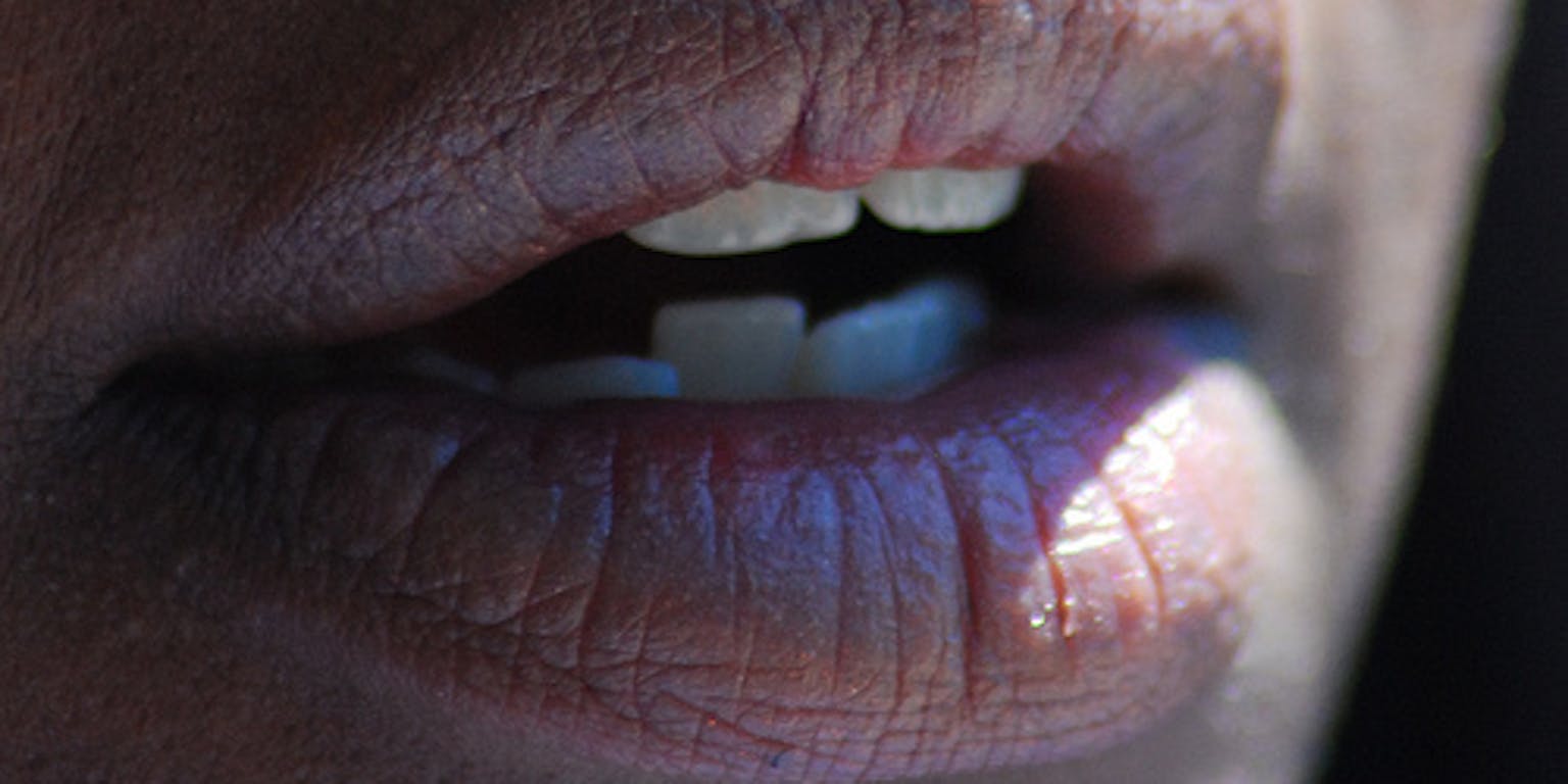 Een close-up van iemands lippen.