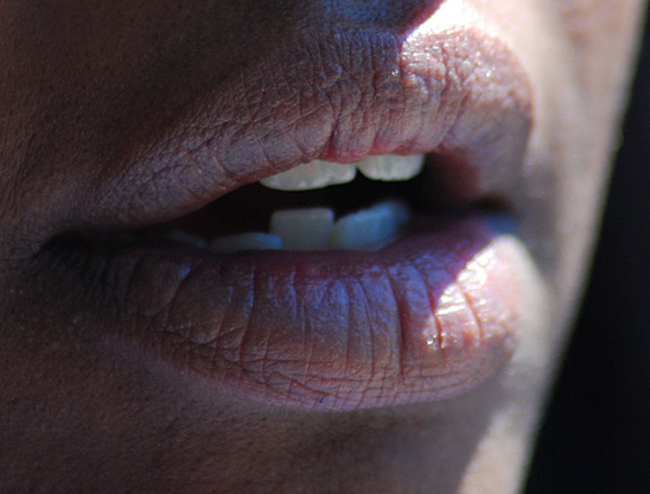 Een close-up van iemands lippen.