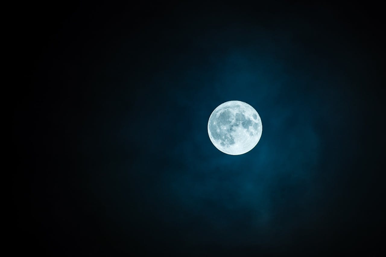 Heb je het ook gemerkt, dat het echt donker was in de nacht van 26 oktober? Aan de donkere hemel is een volle maan te zien.