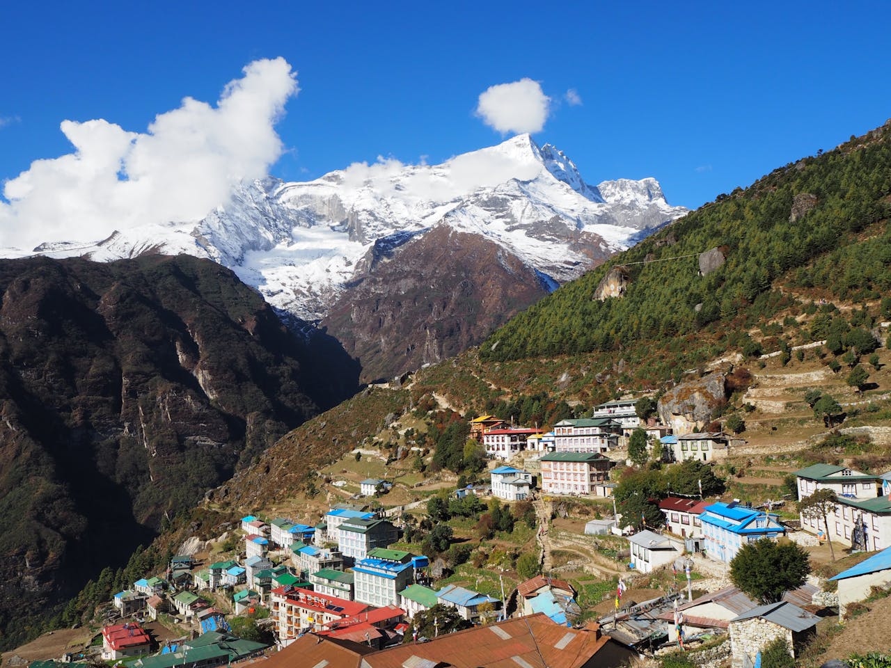 Namche Bazaar ligt op 3440 meter hoogte en is een belangrijke handelsstad in de Nepalese Himalaya. Dorpsbewoners uit heel de omgeving reizen er naar af om inkopen te doen.