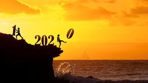 Twee personen bij een klif die de jaarwisseling symboliseren van 2020 naar 2021.