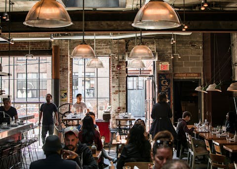 Apps spelen steeds meer in op de behoeftes van de gebruikers, bijvoorbeeld door het organiseren van speeddates. Mensen die per twee aan een tafeltjes zitten in een restaurant.