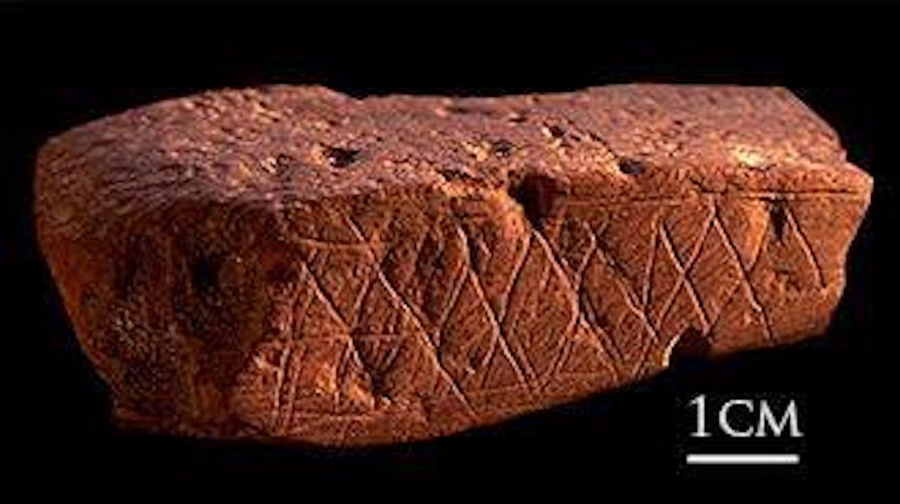 Een steen uit de Blombosgrot in Zuid-Afrika, met een 77 duizend jaar oud patroon