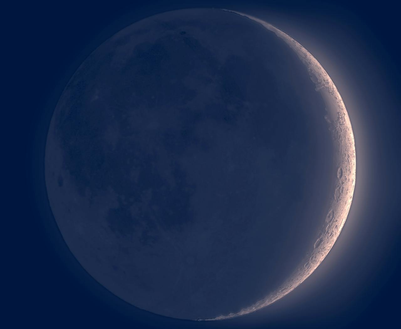 Een weergave van de oude maan en de nieuwe maan op een donkerblauwe achtergrond.
