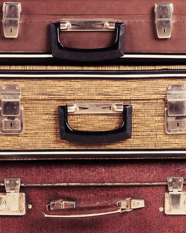 Jessica: “Ik wil graag weten wat de keuzes van de migranten en hun nakomelingen tweehonderd jaar geleden beïnvloedde.” close up van lichtbruine en donkerbruine vintage koffers