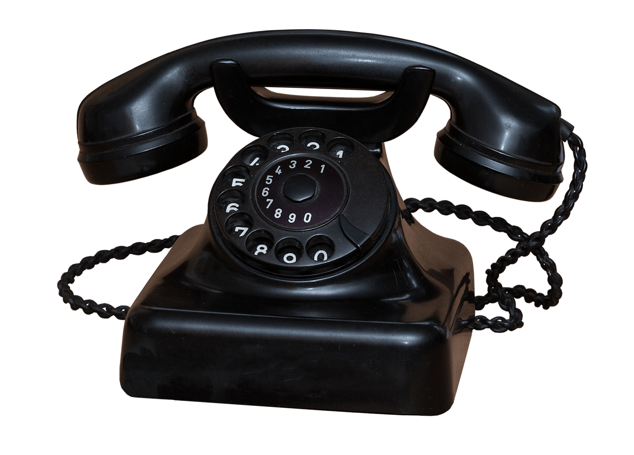 Een zwarte oude telefoon op een witte achtergrond.
