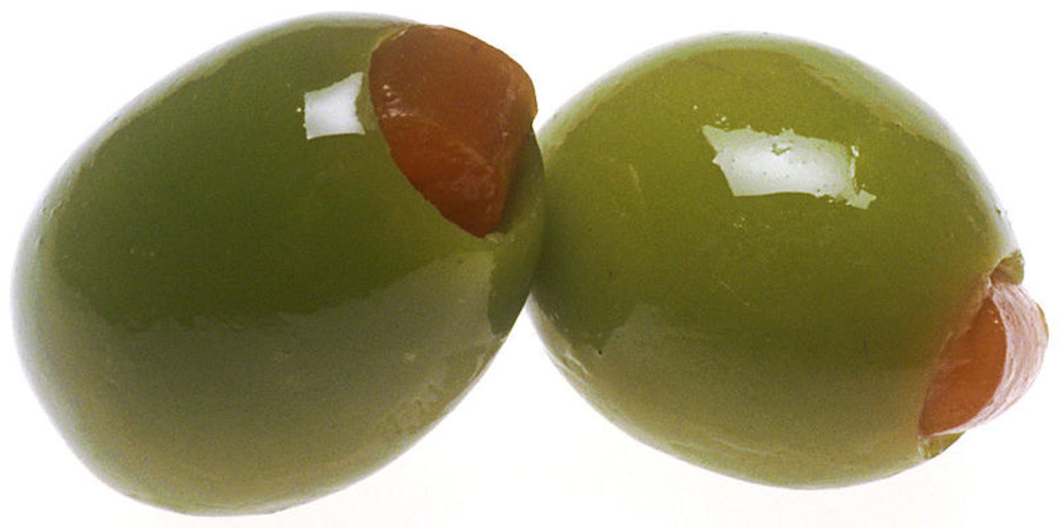 Twee groene olijven op een witte achtergrond.