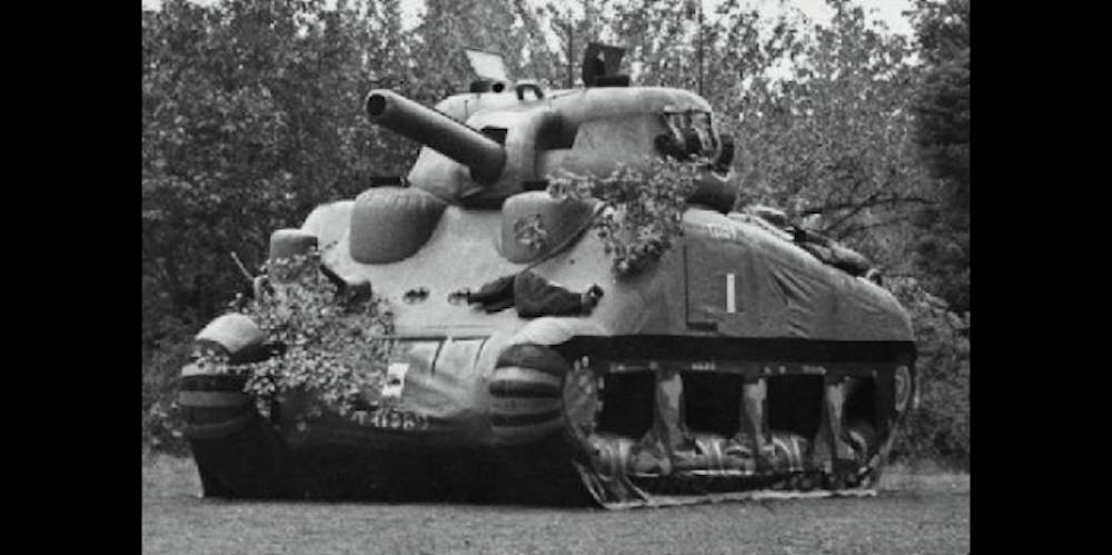 <p>Een volledig opblaasbare tank van het type M4 Sherman die de geallieerden in de Tweede Wereldoorlog gebruikten. De Britse ‘opblaastanks’ waren bedoeld om de Duitsers te misleiden over waar en wanneer de landing van troepen in Frankrijk plaatsvond.</p>