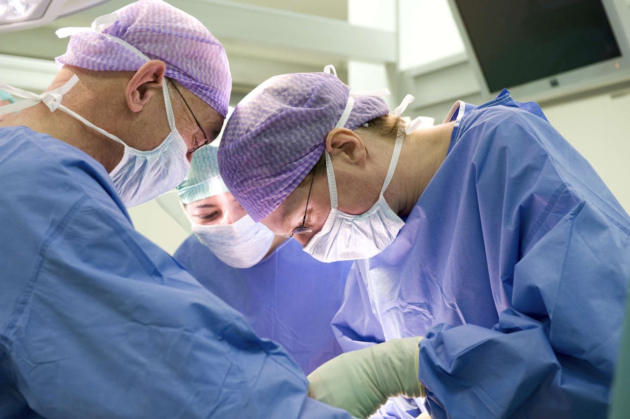 Het vrijmaken en vrijhouden van de verstopte aderen, bijvoorbeeld door een dotterbehandeling of het plaatsen van een stent, heeft de hoogste prioriteit bij het behandelen van een hartinfarct.