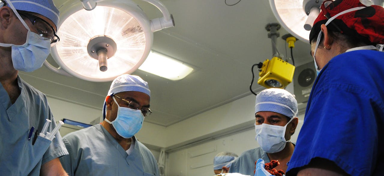 Een groep chirurgen in een operatiekamer.