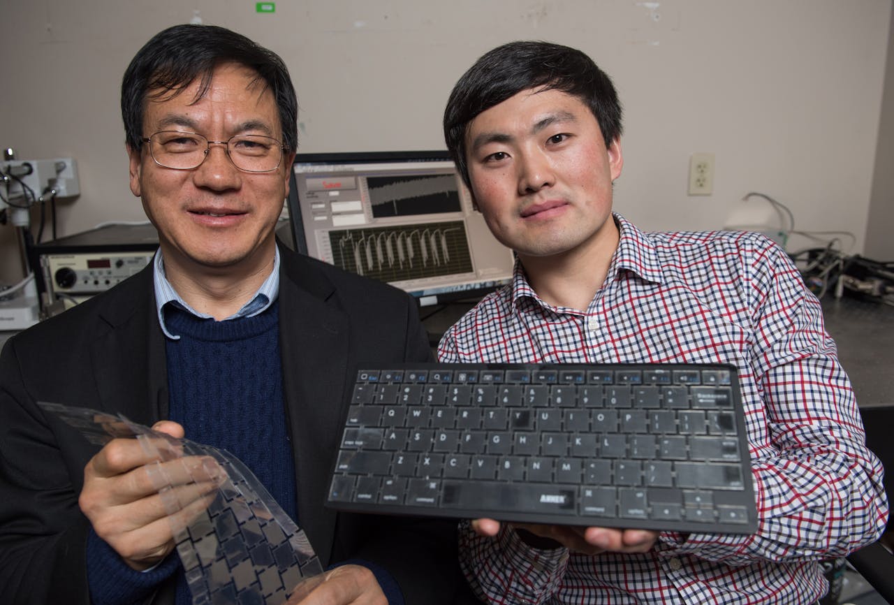 Zhong Lin Wang (links) en Jun Chen (rechts) van Georgia Tech met hun intelligent keyboard.