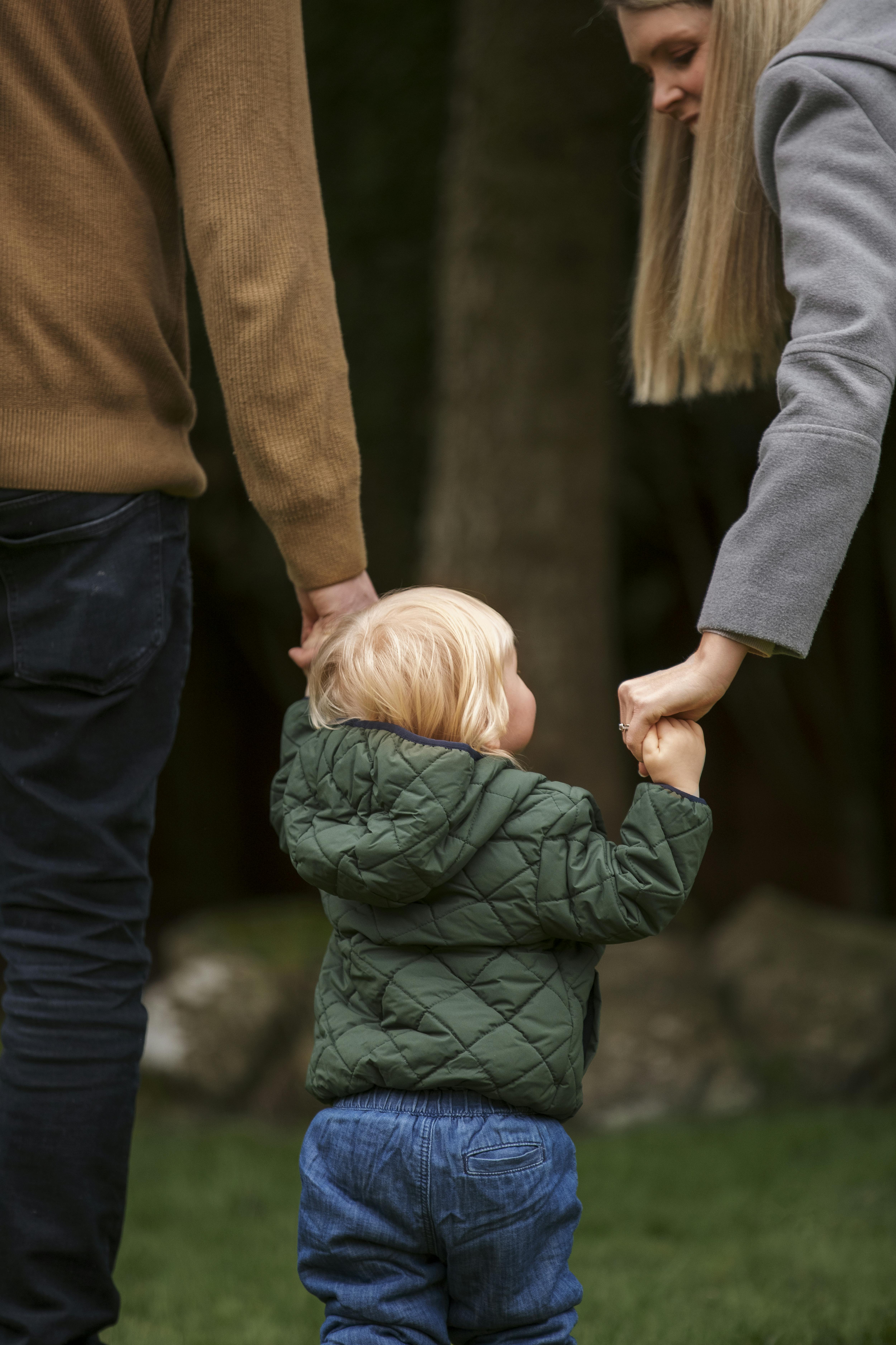 Kind aan hand van ouders