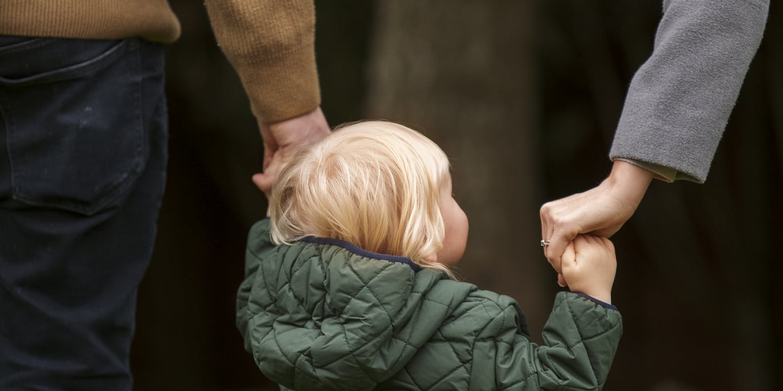 Kind aan hand van ouders