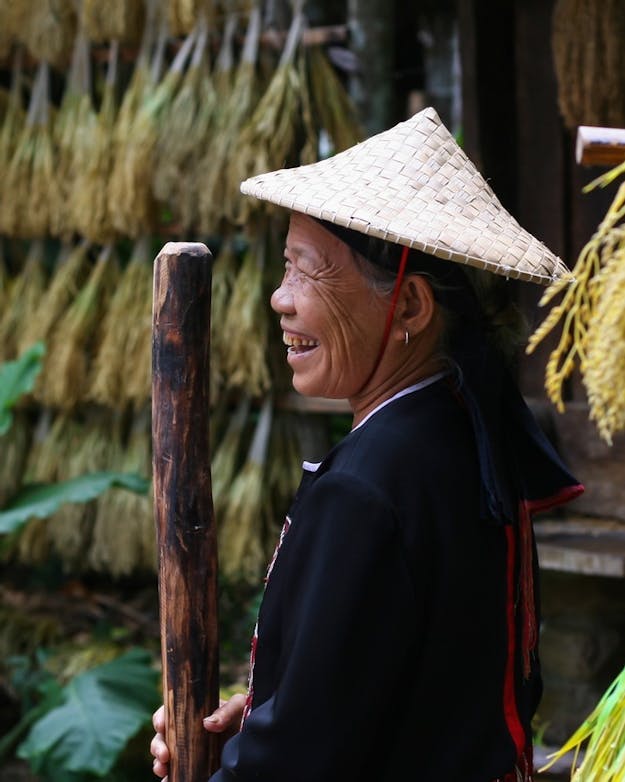 Oude Chinese vrouw in traditionele kleding