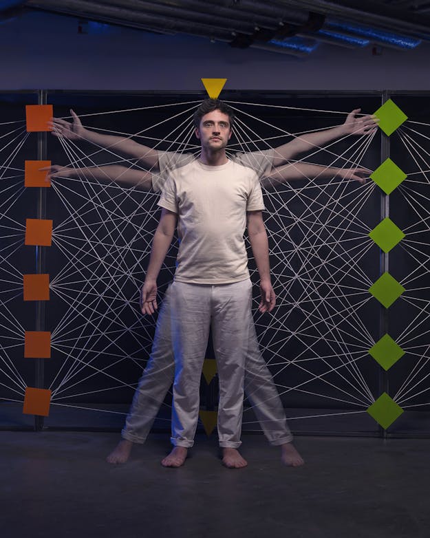 A.I. wordt vaak weergegeven als een alwetend of magisch systeem, waarin de mens geen rol speelt. Het tegenovergestelde is waar. We hebben ervoor gekozen om een schematische weergave van een neuraal netwerk na te bouwen. De mens als maker staat hierin centraal en legt hierin de verbindingen. In het beeld zit een knipoog naar de Vitruviusman van Leonardo da Vinci; het symbool van het humanisme, waarin de mens – met zowel zijn sterke als zwakke punten – het middelpunt van dit universum is.