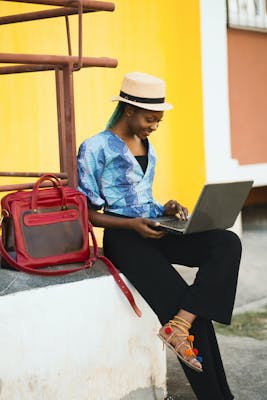 Een vrouw werkt op haar laptop.