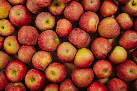 Om de vierde appel aan te wijzen, moet je tot vier kunnen tellen én snappen dat het om een specieke appel gaat. Beeldvullende verzameling rode appels.