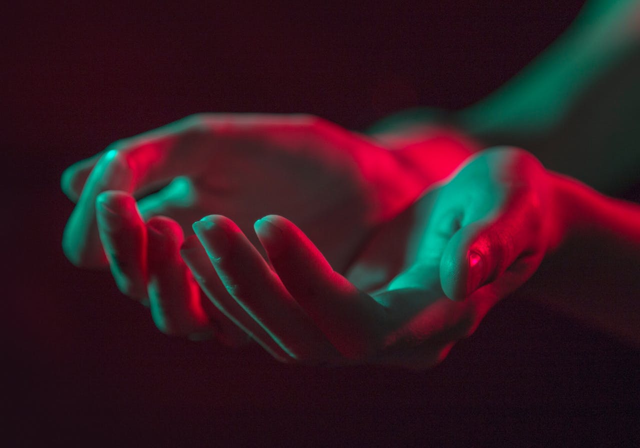 Een close-up van de handen van een vrouw met rode en groene lichten.