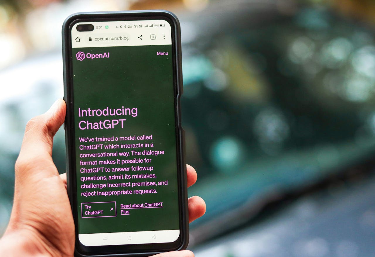 Smartphone toont de introductiepagina van ChatGPT.