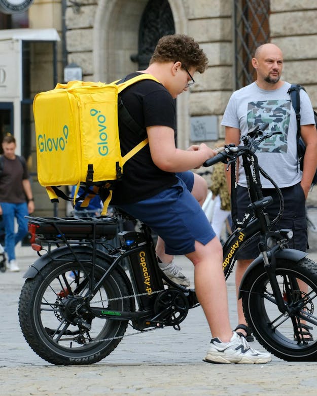 Met de komst van een aantal nieuwe weggebruikers, zoals de e-bike, wordt er opnieuw onderzocht of de rotonde nog steeds het meest veilige type kruispunt is. De resultaten van het onderzoek worden in 2027 verwacht. Een man op een fatbike
