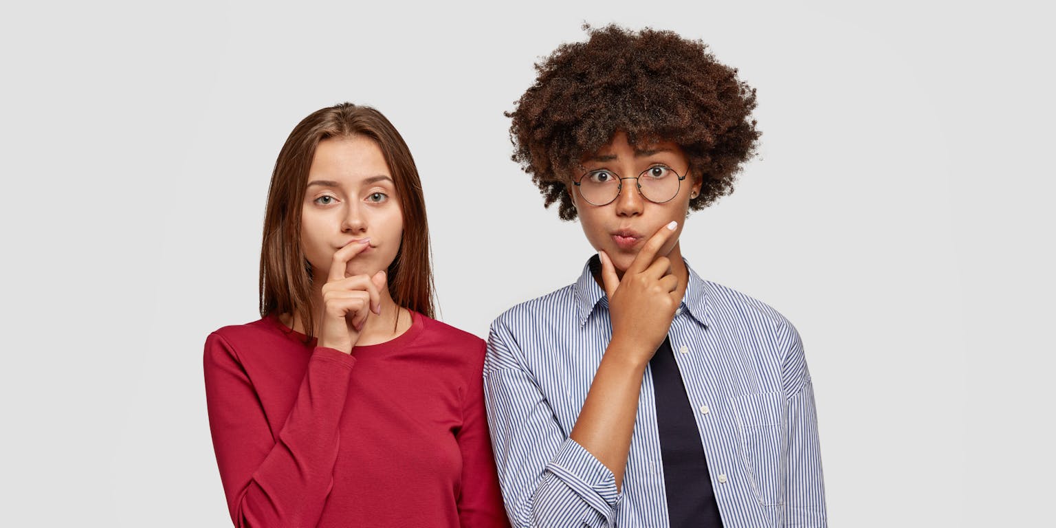 Twee jonge vrouwen kijken bedachtzaam