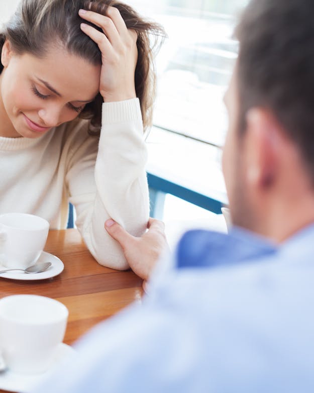 Man en vrouw in gesprek Man en vrouw in gesprek