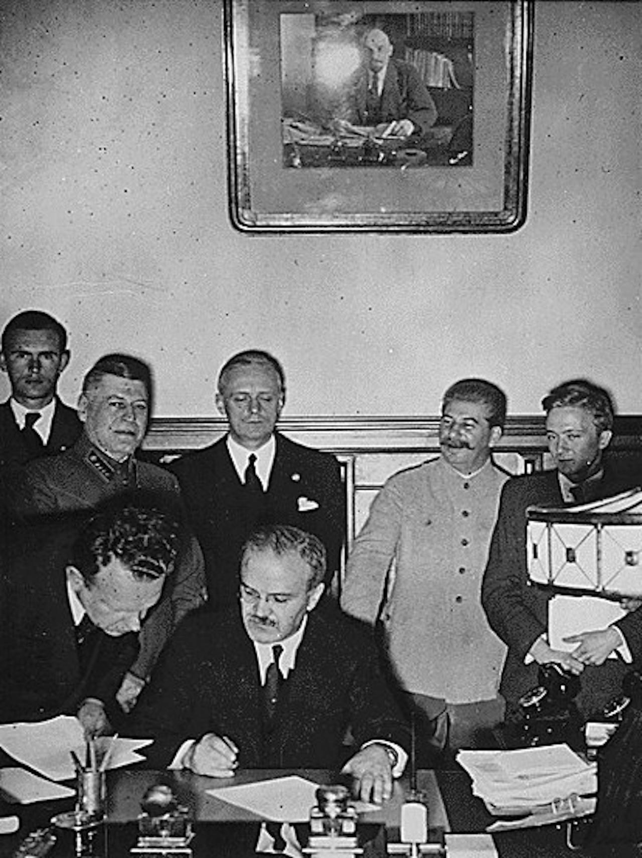 Een zwart-wit foto van de ondertekening van het Molotov-Ribbentrop-pact op 23 augustus 1939 in Moskou.
