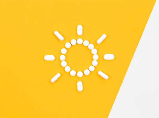 pillen in de vorm van de zon om vitamine d te verbeelden