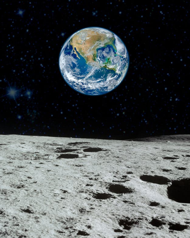 Een grijs maanoppervlak met kraters. In het zwarte heelal is de aardbol te zien. Een grijs maanoppervlak met kraters. In het zwarte heelal is de aardbol te zien.